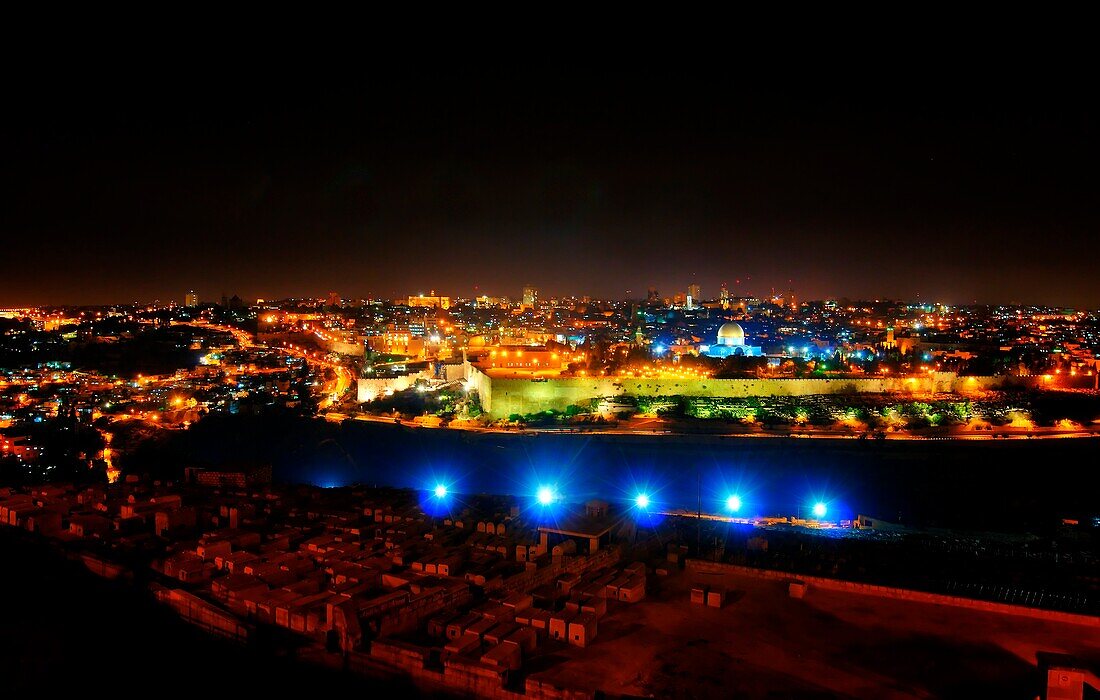 Die Stadt Jerusalem bei Nacht; Jerusalem, Israel