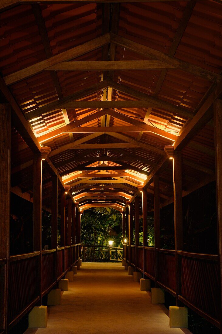 Überdachter Gehweg im Regenwald-Resort; Costa Rica