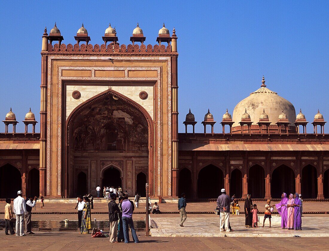 Menschen besuchen die Jami Masjid Moschee in der Stadt Fatehpur Sikri aus dem 16. Jahrhundert; Uttar Pradesh, Indien