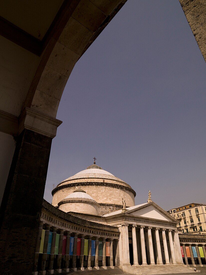 Ansicht einer historischen Kirche; Neapel, Italien