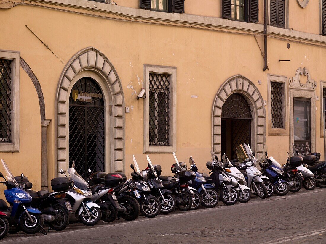 Vor einem alten Gebäude geparkte Motorräder; Rom, Italien