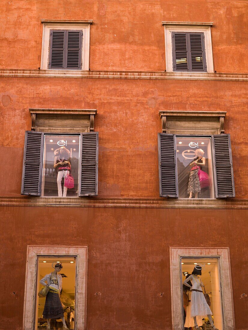 Schaufenster eines Bekleidungsgeschäfts; Rom, Italien