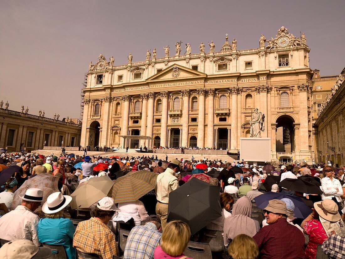 Pilger auf dem Petersplatz vor der Petersbasilika; Rom, Italien