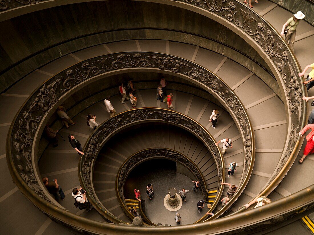 Menschen auf einer Treppe im Vatikanischen Museum; Vatikan, Rom, Italien