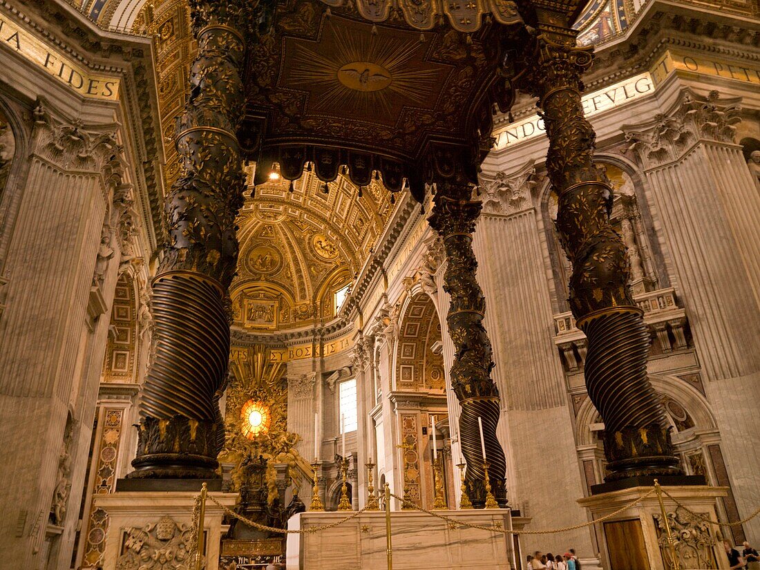 Berninis Baldacchino in der Petersbasilika; Vatikan, Rom, Italien