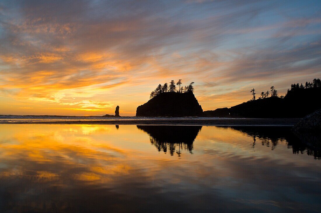 Reflektierter Sonnenuntergang im Gezeitentümpel am Second Beach; Olympic National Park, Washington State, USA