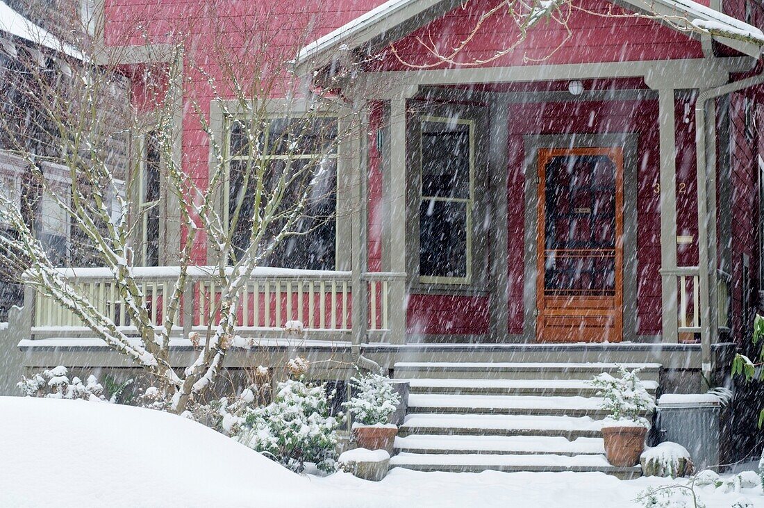 Wohnhaus im Schnee; Portland, Oregon, USA