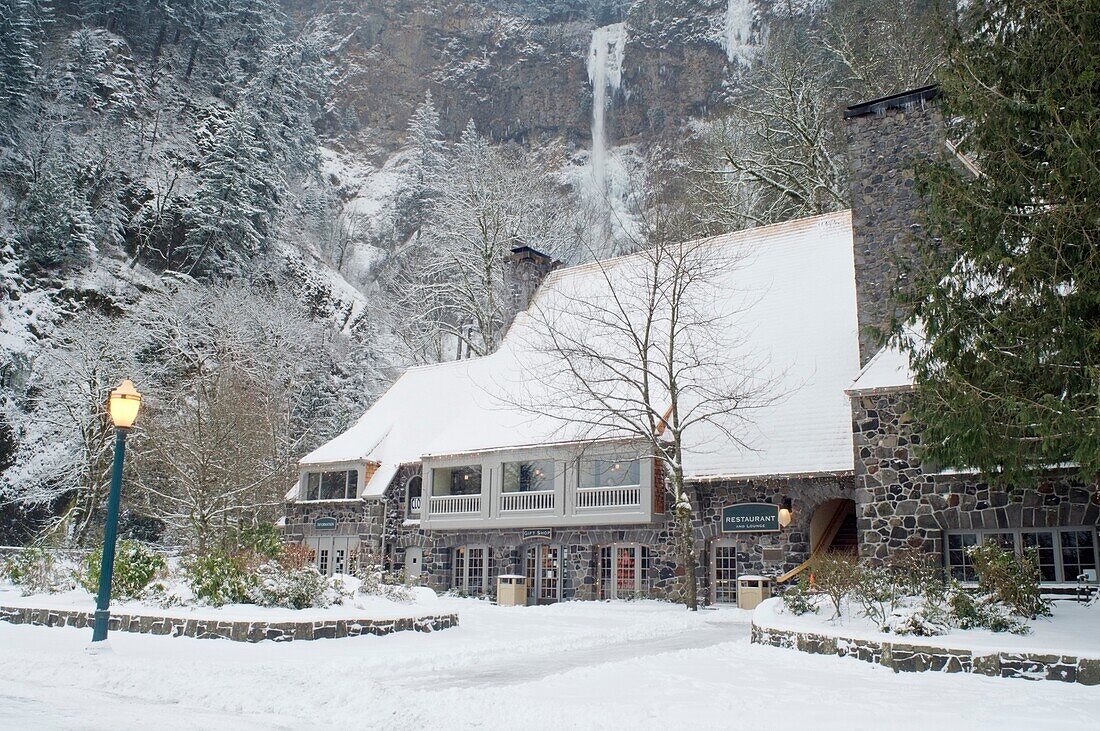 Multnomah Falls und Lodge im Winter; Columbia River Gorge, Oregon, USA