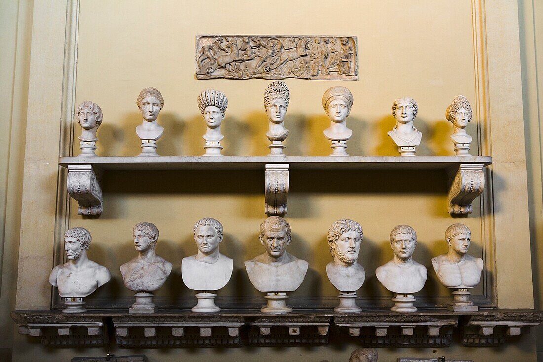 Sammlung von Skulpturen mit menschlichen Köpfen; Rom, Italien