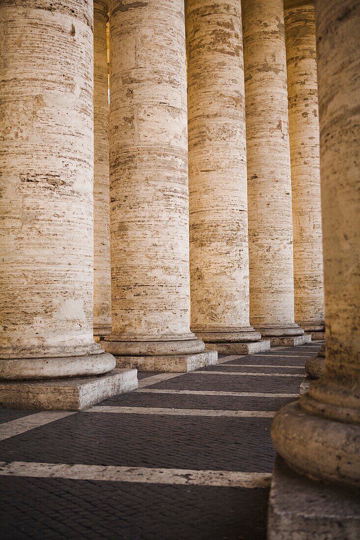 Säulen auf dem Petersplatz; Vatikanstadt, Rom, Italien