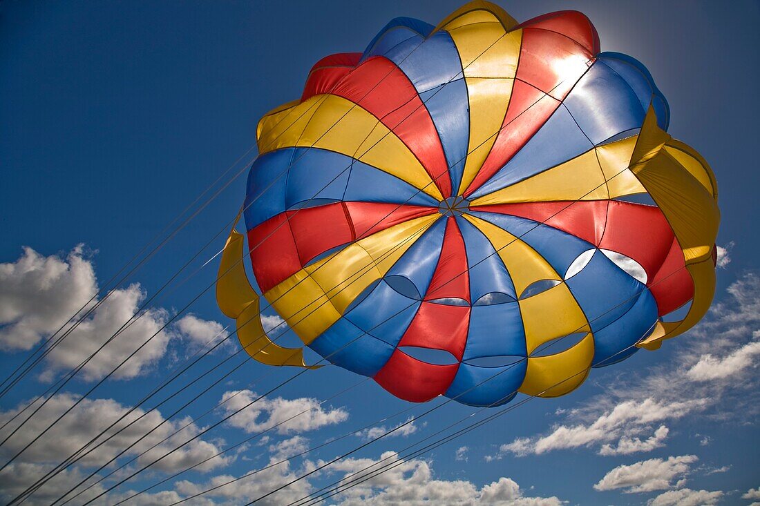 Parasail im Gegenlicht der Sonne; Mauritius