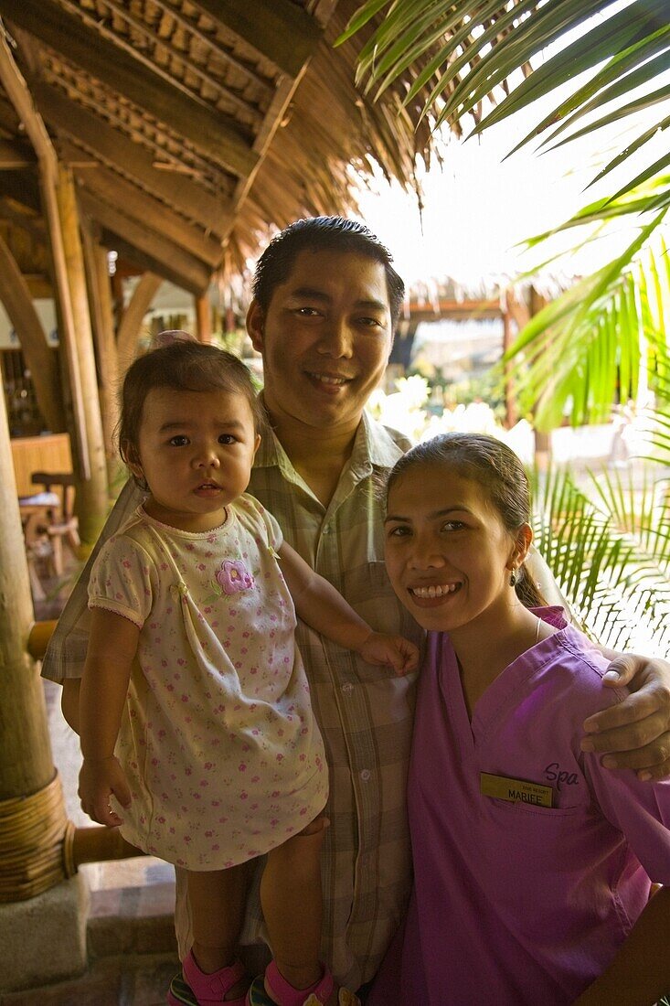 Philippinische Familie im Ferienresort; Puerto Gallera, Mindoro-Insel, Philippinen