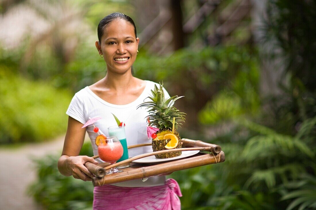 Junge Frau hält Tablett mit Cocktails, Porträt; Dumaguete, Oriental Negros Island, Philippinen