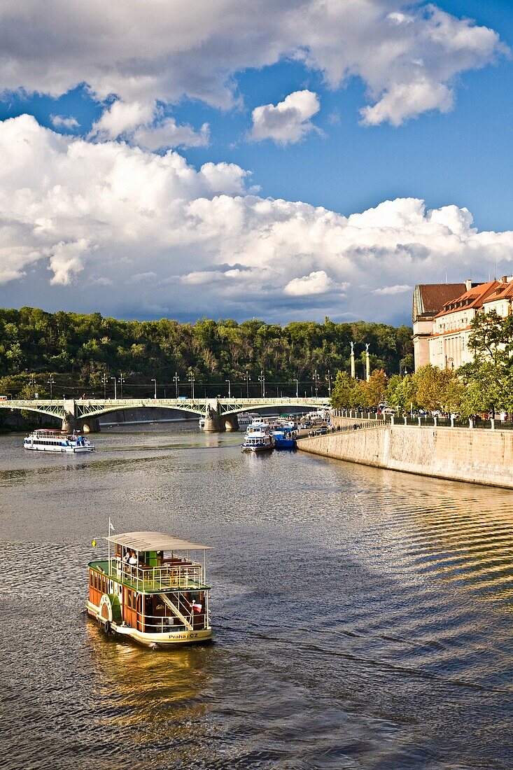 Manesuv Most über der Moldau von der Karlsbrücke aus; Prag, Tschechische Republik