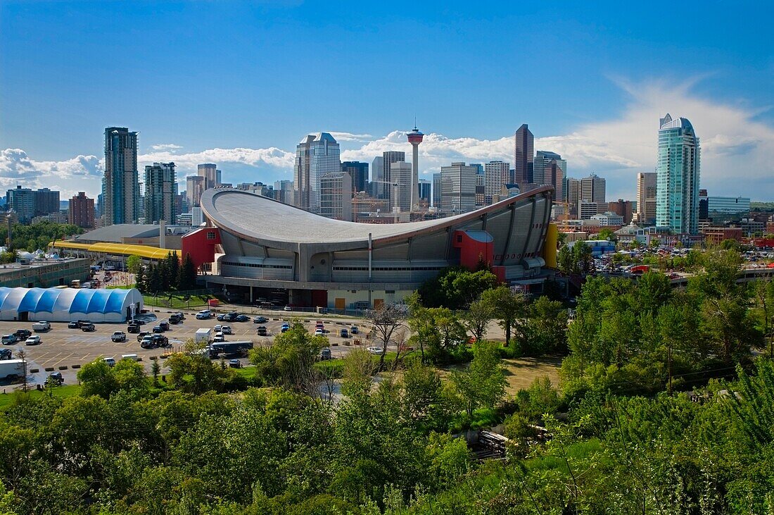 Pengrowth Saddledome und Stadtsilhouette; Calgary, Alberta, Kanada