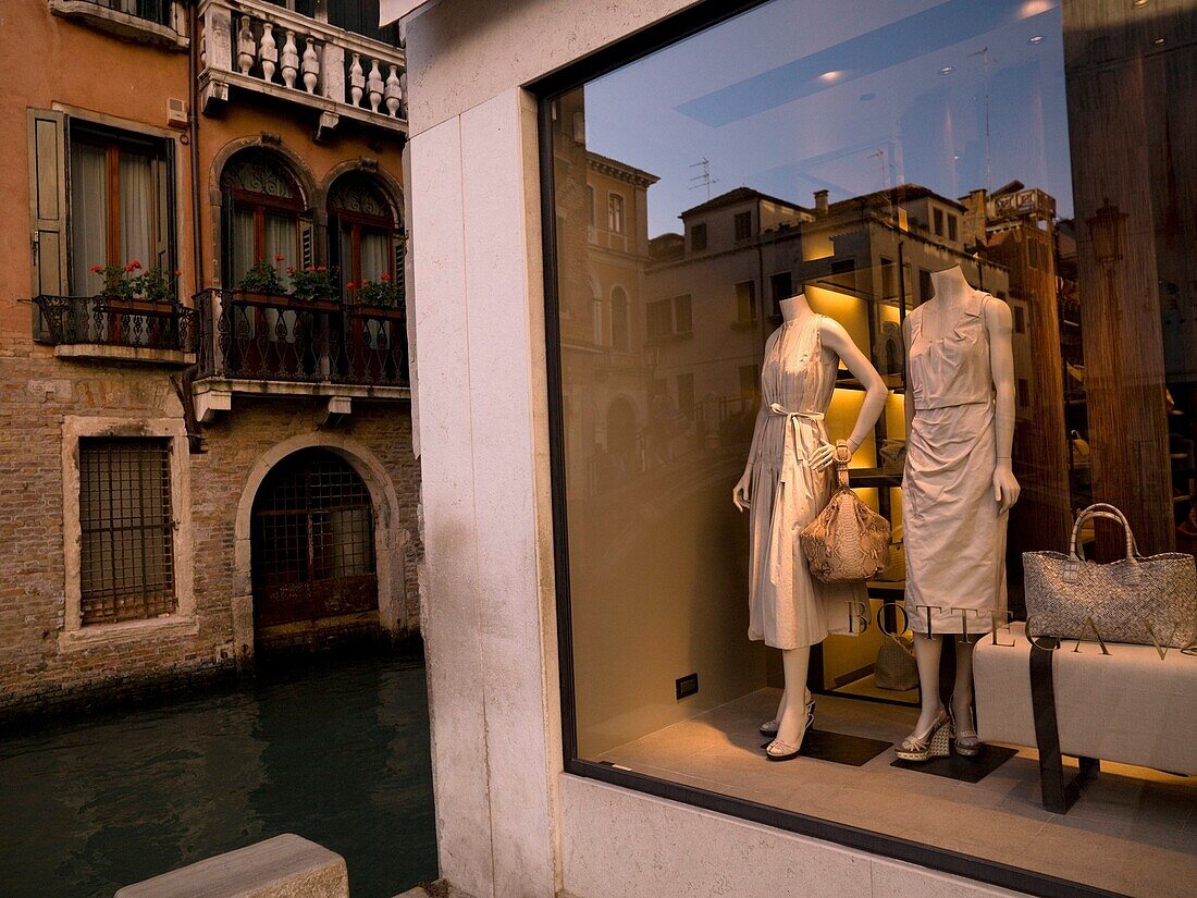 Schaufenster mit Schaufensterpuppen neben dem Kanal; Venedig, Italien