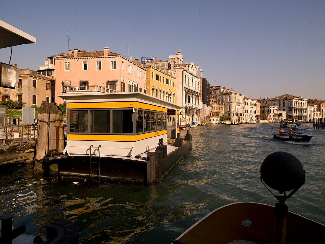Festgemachtes Boot, Gebäude im Hintergrund; Canal Grande, Venedig, Italien