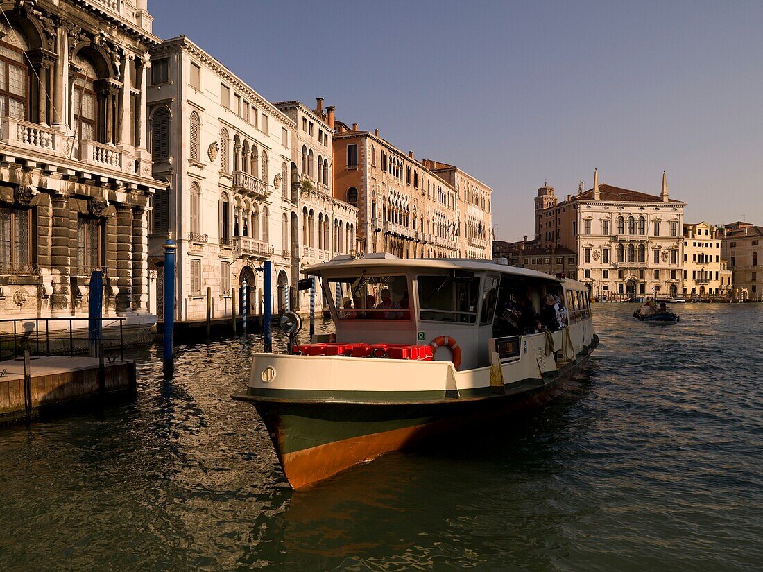 Ausflugsboot, das Touristen auf dem Kanal transportiert; Großer Kanal, Venedig, Italien