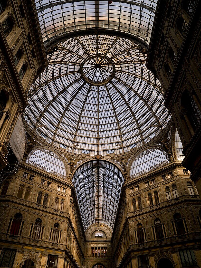 Innenansicht einer historischen Galerie mit prächtiger Kuppel, Blick aus flachem Winkel; Neapel, Italien