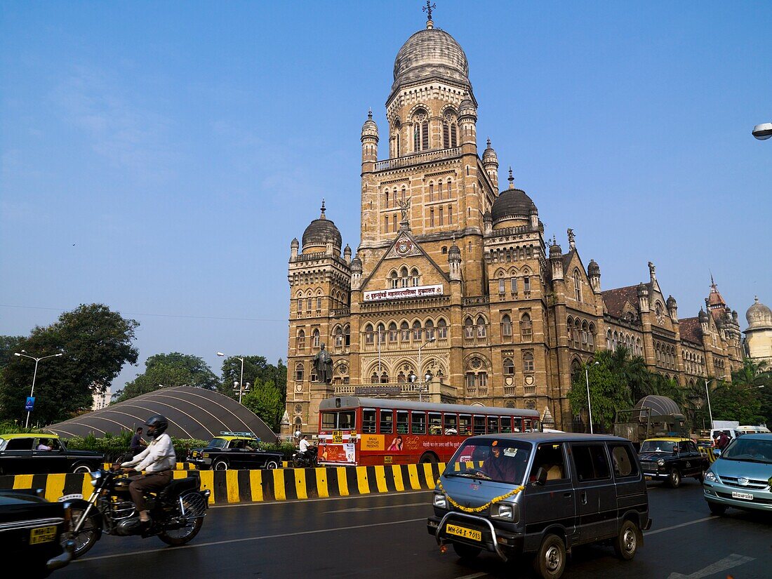 Bmc-Gebäude und belebte Straße; Mumbai, Indien