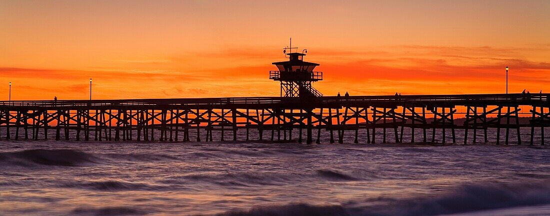 San Clemente Municipal Pier im Sonnenuntergang, Panorama; San Clemente City, Orange County, Südkalifornien, USA