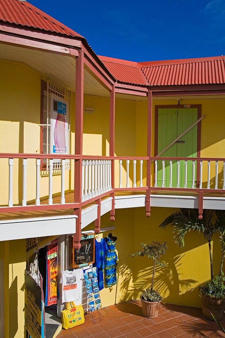 Balkon und Geschäfte an der Front Street; Philipsburg, Insel St. Maarten, Niederländische Antillen