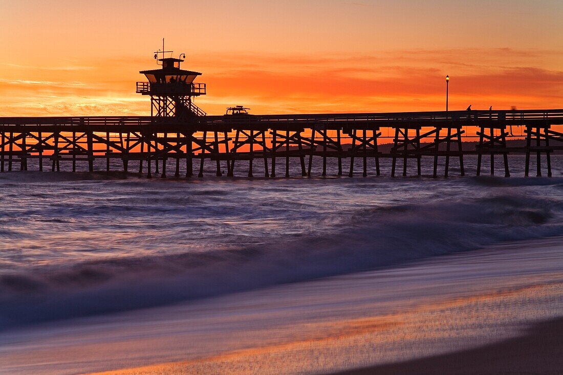 Städtischer Pier bei Sonnenuntergang; San Clemente, Kalifornien, USA