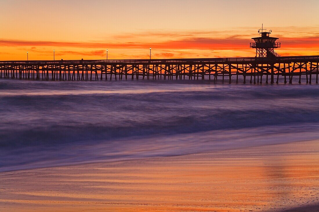 Städtischer Pier bei Sonnenuntergang; San Clemente, Kalifornien, Usa