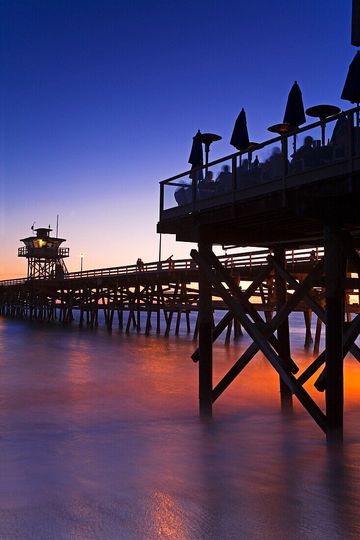 Städtischer Pier bei Sonnenuntergang; San Clemente, Kalifornien, USA