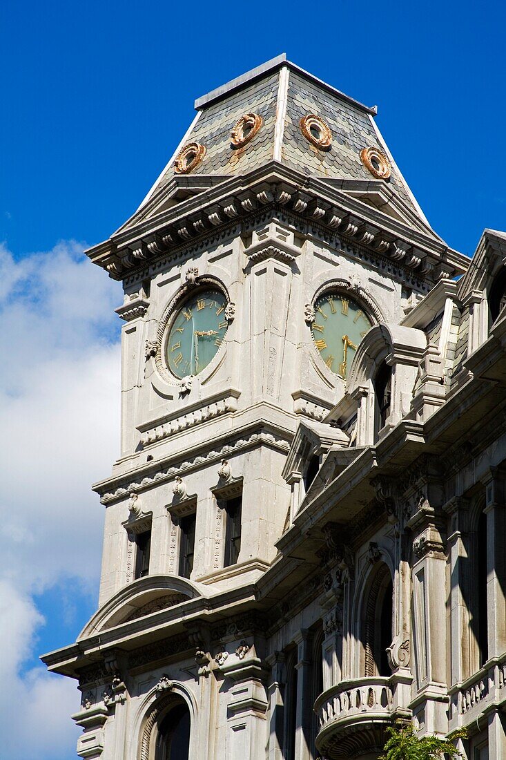 Niedriger Blickwinkel auf den Uhrenturm des Gridley-Gebäudes; Syracuse, New York, USA