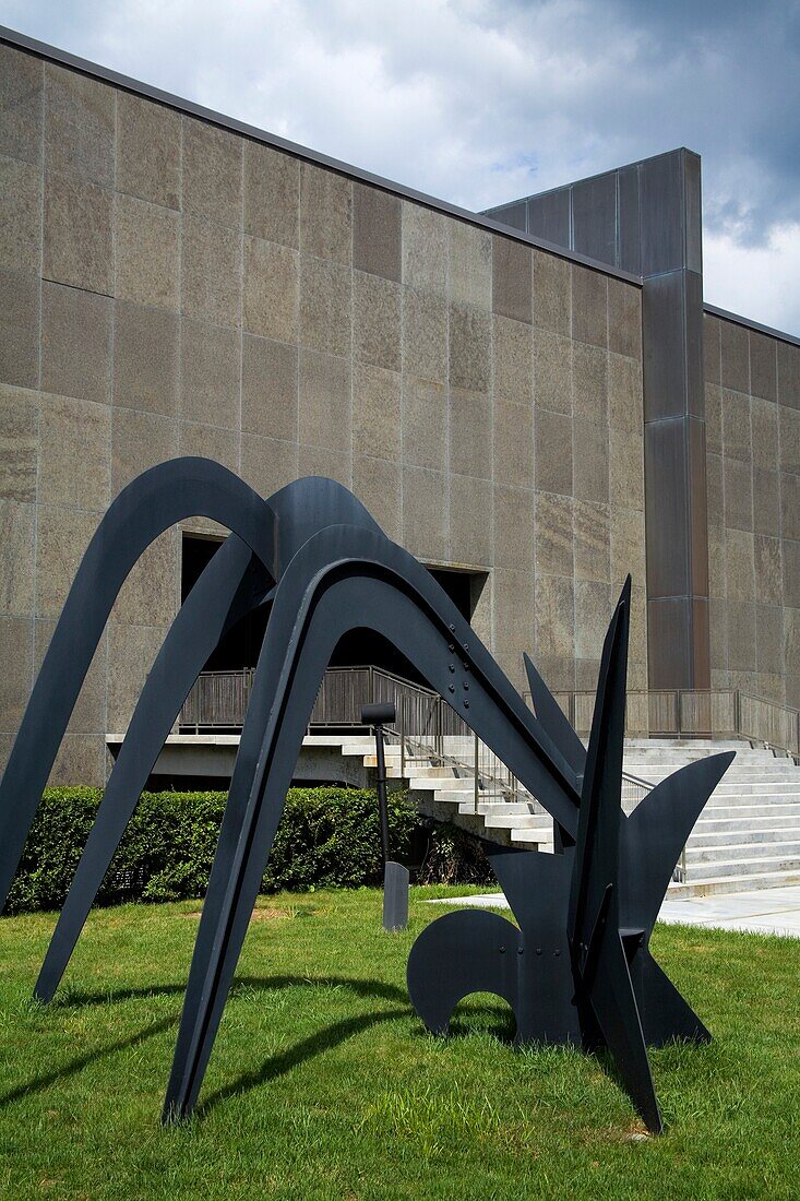 Drei Bögen von Alexander Calder vor dem Munson-Williams-Proctor Arts Institute; Utica, New York, USA