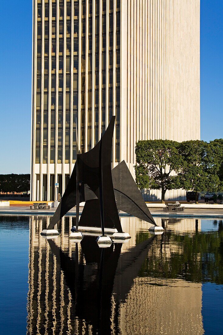 Skulptur am Teich vor dem Corning Tower auf dem Empire State Plaza, Teil des State Capitol Complex; Albany, New York, USA