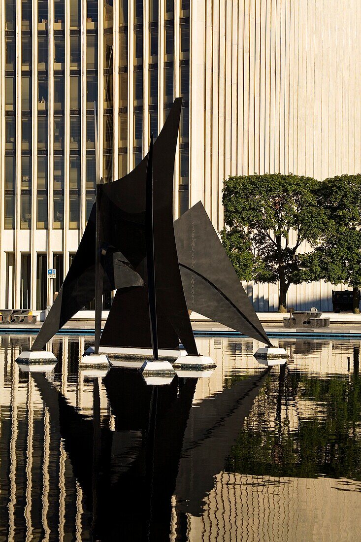 Skulptur auf dem Teich vor dem Corning Tower auf dem Empire State Plaza, Teil des State Capitol Complex; Albany, New York, USA