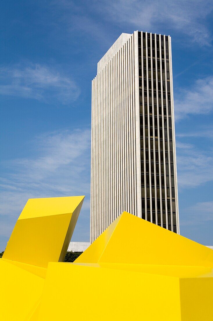 Skulptur Lippincott 1 von James Rosati auf der Empire State Plaza, im Hintergrund das State Capitol; Albany, New York, USA