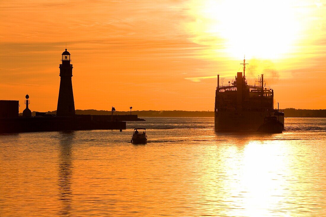 Buffalo-Leuchtturm und Zementtransporter im Hafen von Buffalo bei Sonnenuntergang; Buffalo, New York State, Usa