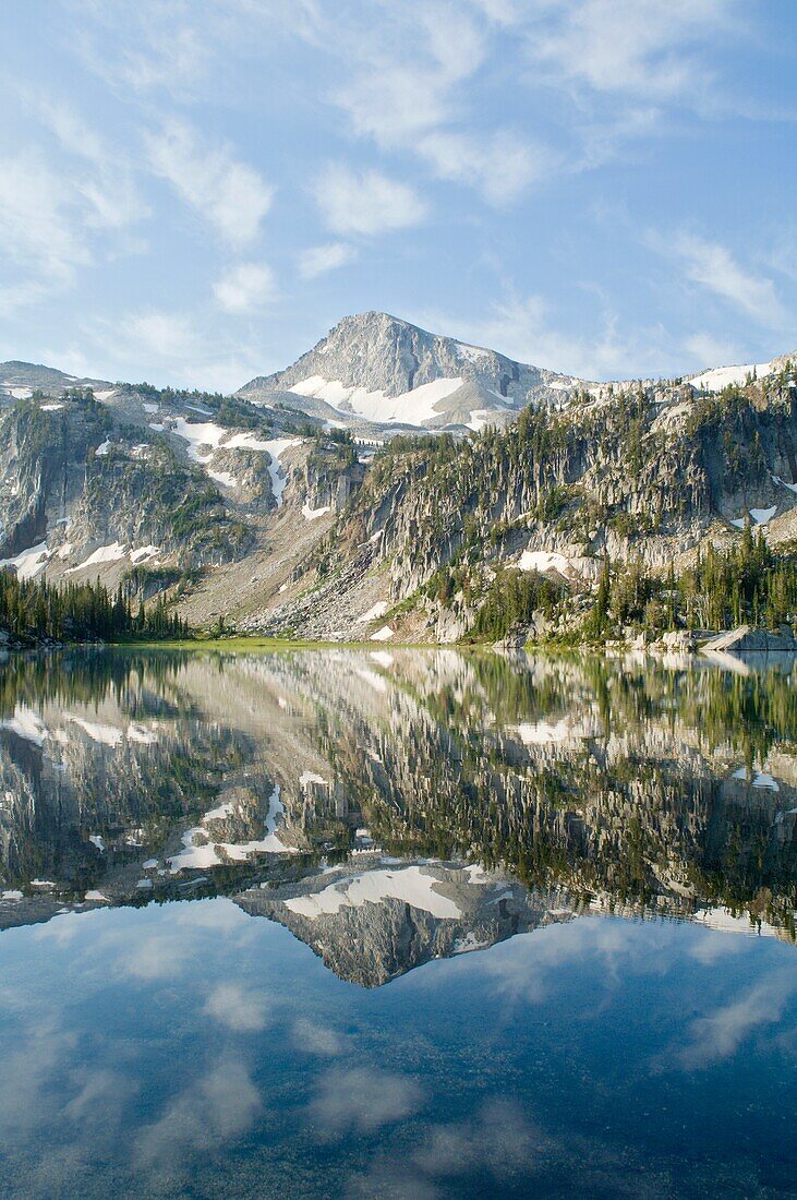 Eagle Cap Peak, Mirror Lake, Eagle Cap Wilderness, Oregon, USA; Berggipfel spiegelt sich im See