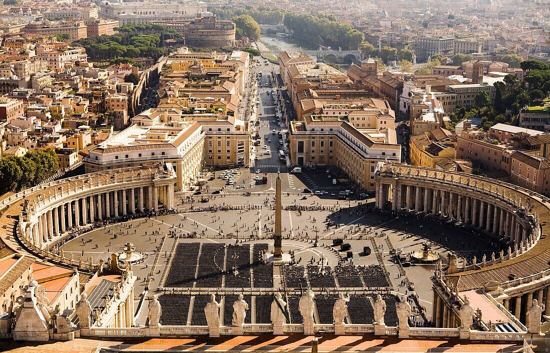 Blick von oben auf den Petersplatz; Vatikanstadt, Italien