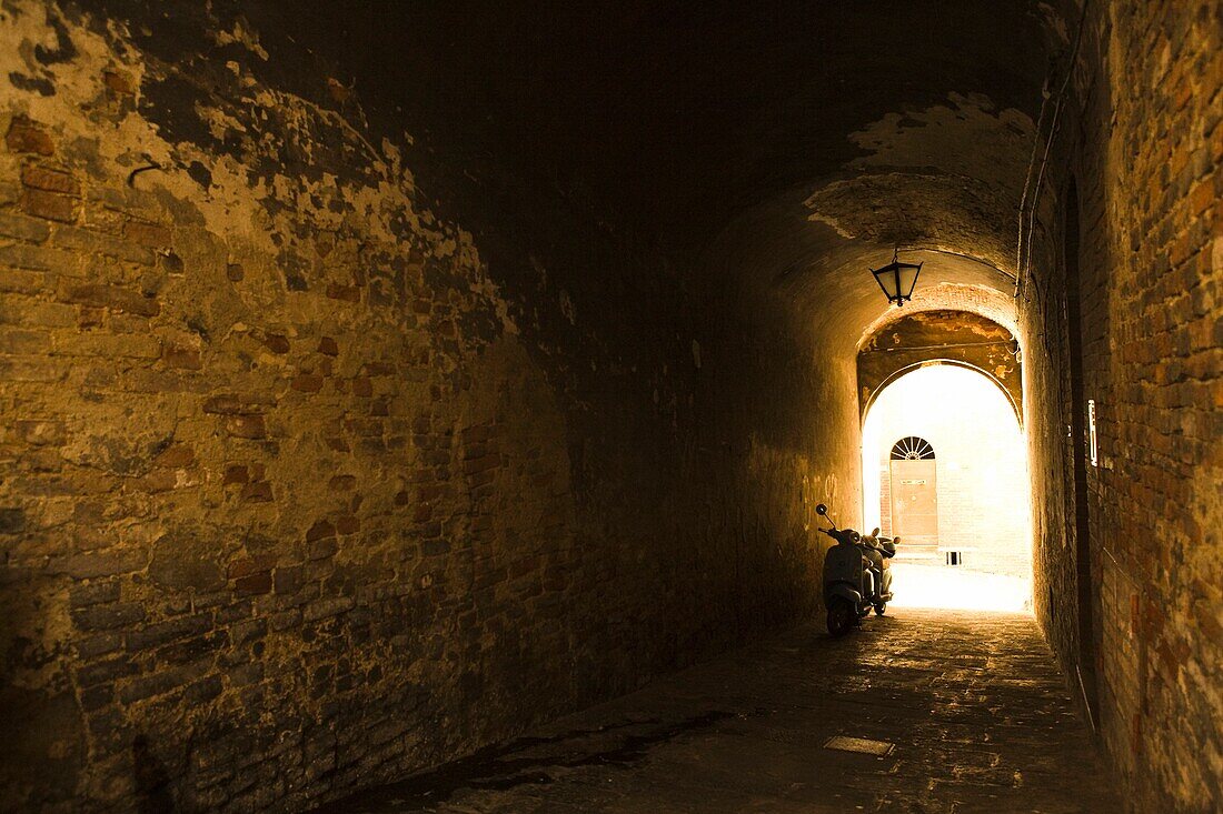 Gasse in Siena; Toskana, Italien