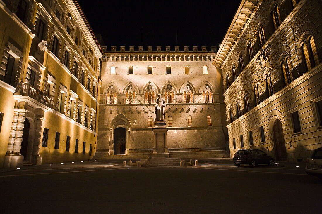 Beleuchtete Gebäude in Siena; Toskana, Italien