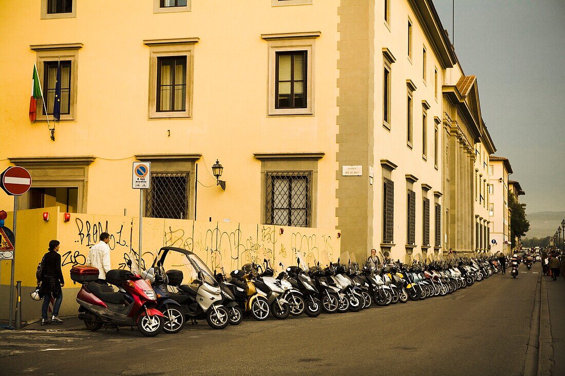 Reihe von geparkten Motorrollern in Florenz; Italien