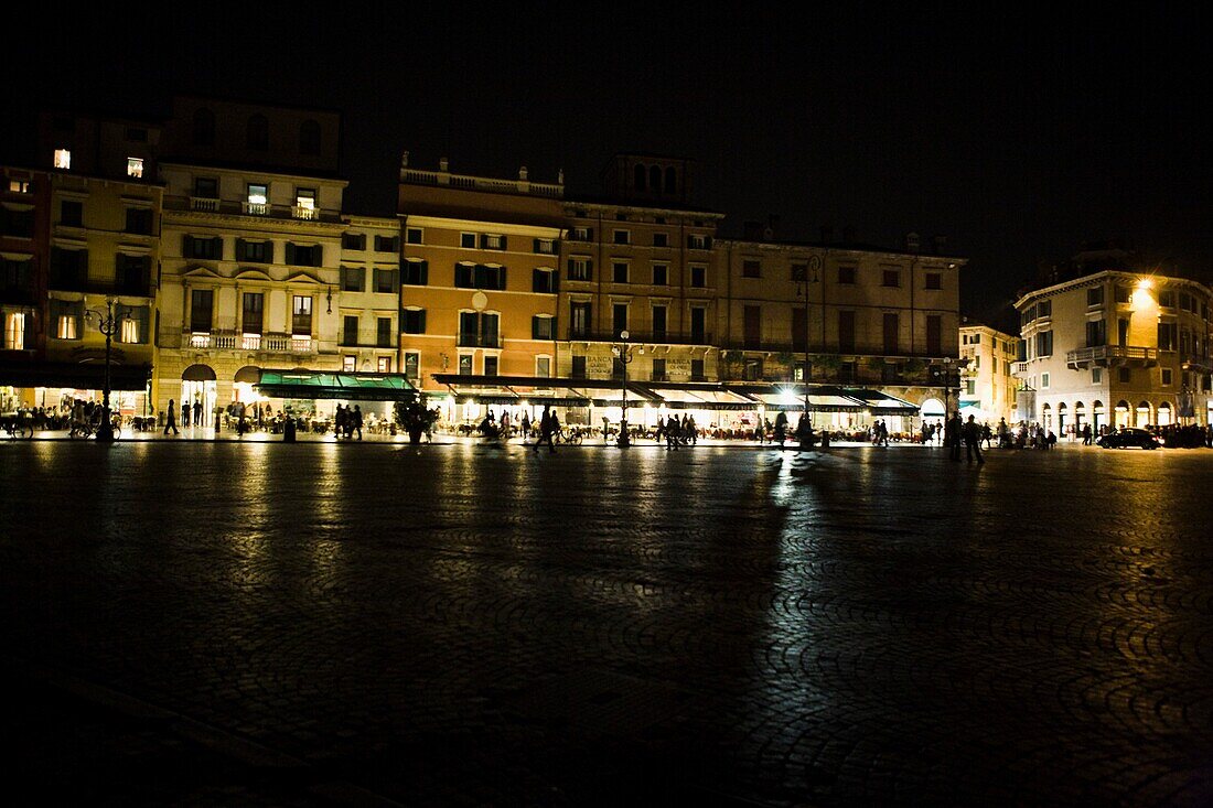 Beleuchtetes Verona bei Nacht; Italien