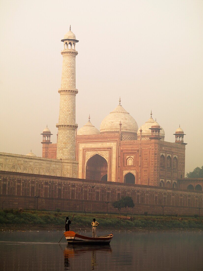 Menschen im Boot vor dem Taj Mahal; Agra, Indien