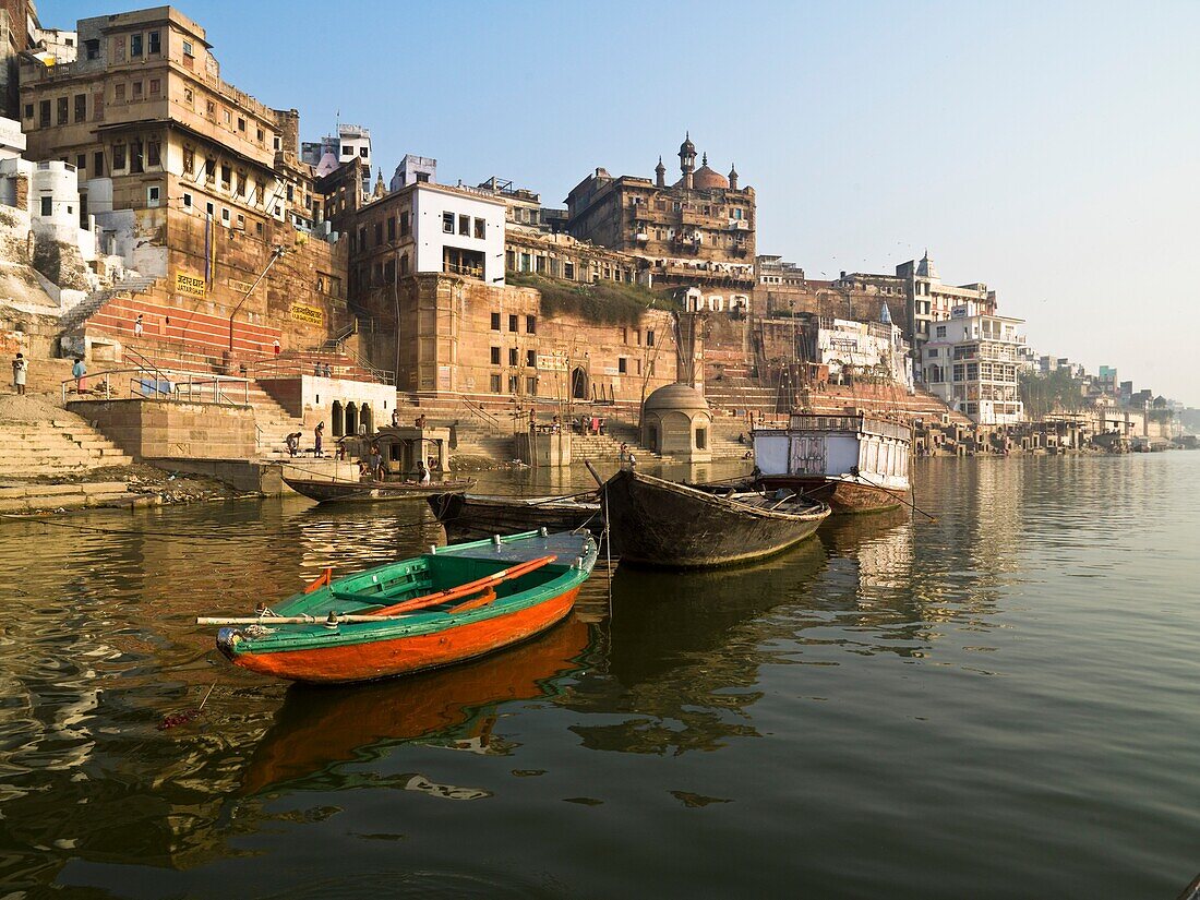 Boote und Varanasi Stadtbild; Indien