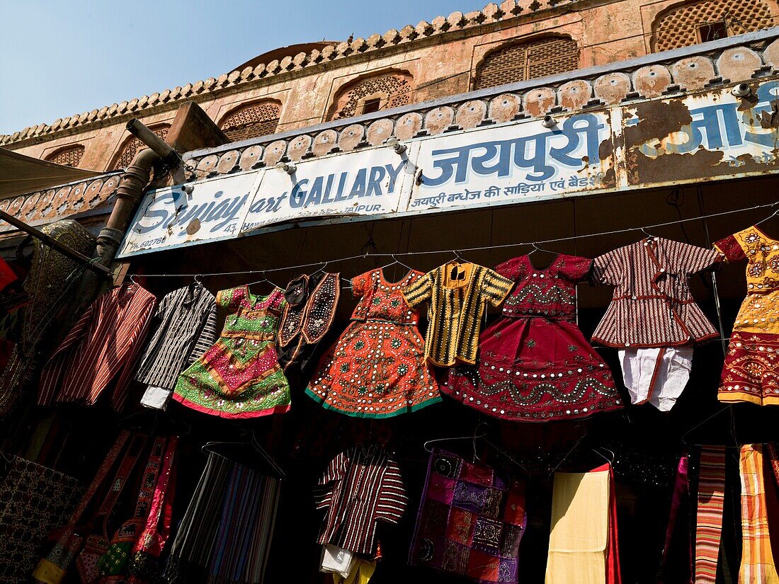 Kleiderauslage auf dem Markt; Jaipur, Indien