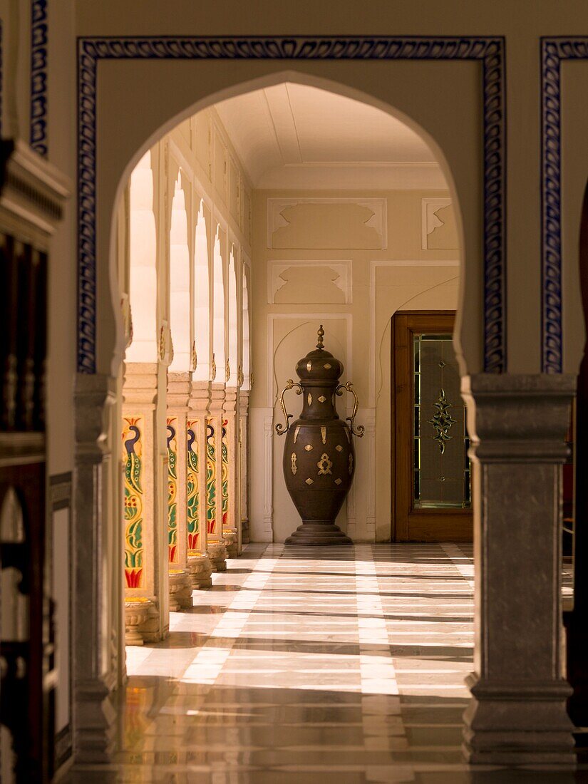 Gebäude innen mit Sonnenlicht, das durch Fenster einfällt; Jaipur, Indien