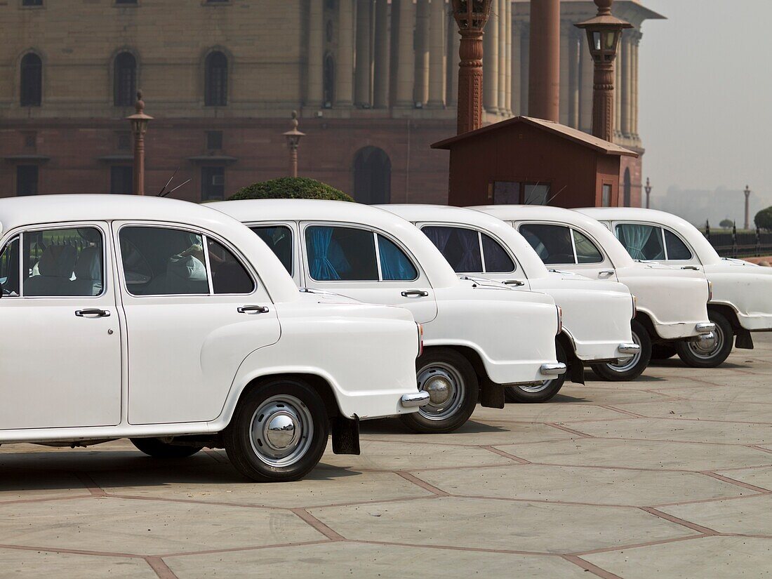 Reihe von weißen Autos; Delhi, Indien