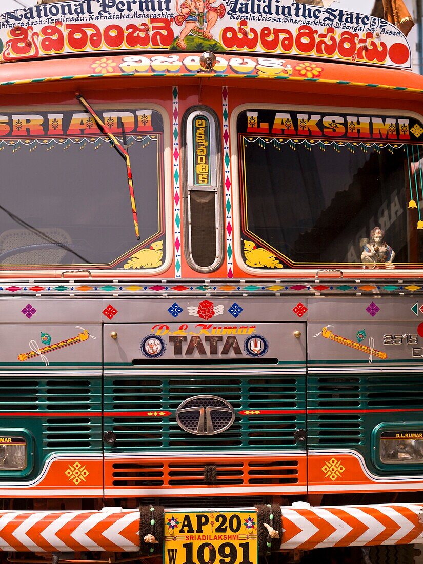 Vorderseite eines bunten Kleinbusses; Cochin, Kerala, Indien