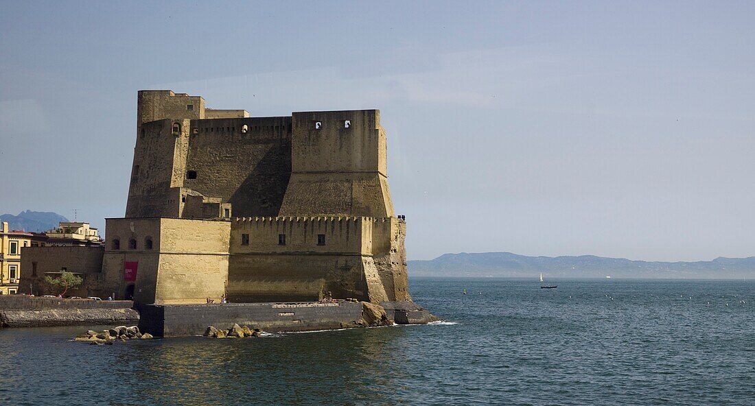 Festung am Rande des Hafens; Neapel, Italien