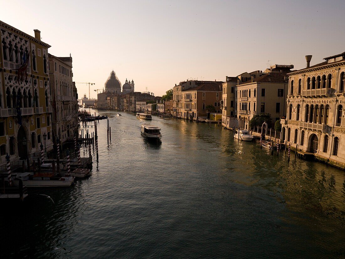 Erhöhte Ansicht des Canal Grande; Venedig, Italien