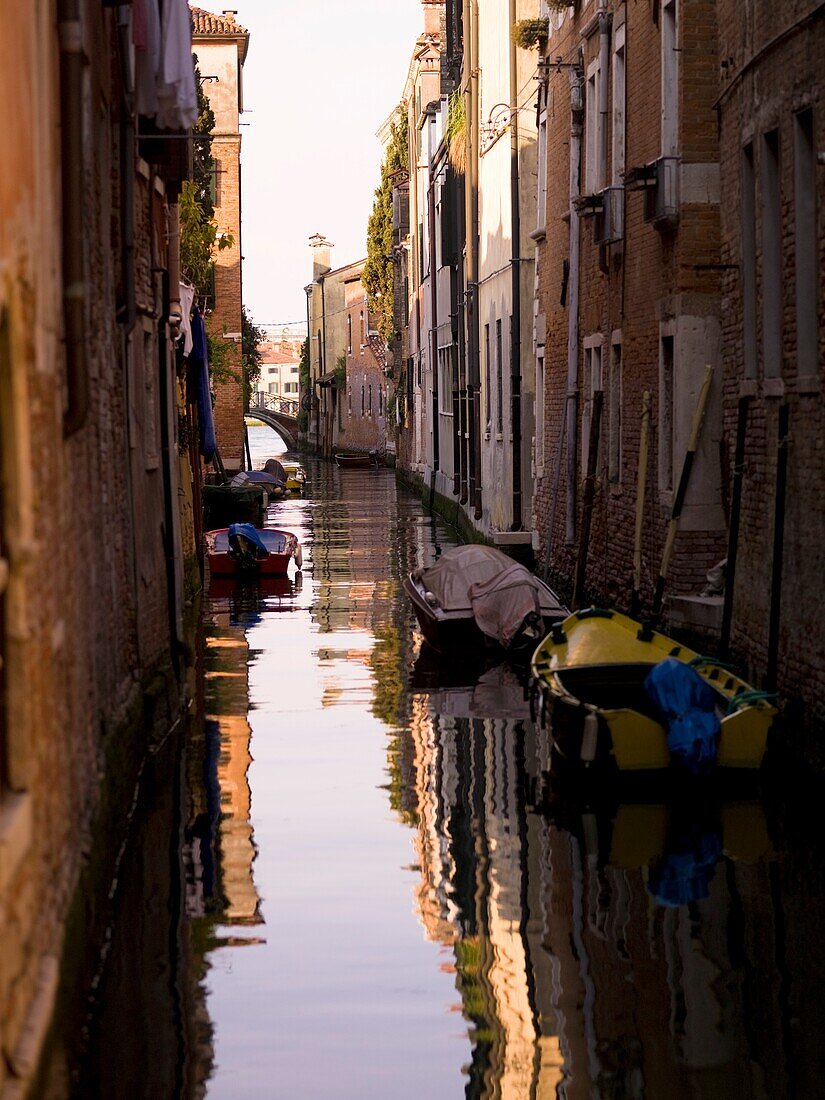 Leere Kanus im Kanal von Venedig; Venedig, Italien